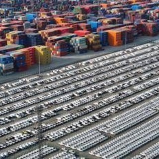 Trump allenta su dazi a Cina, cambio di passo dopo pressioni Wall Street e grande distribuzione