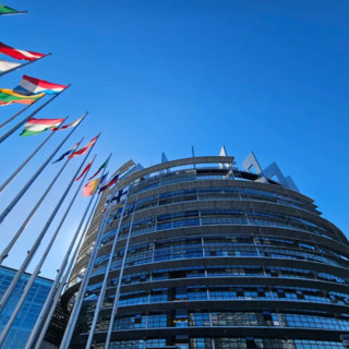 “Scudo europeo per la democrazia”, il Parlamento Ue approva le proposte