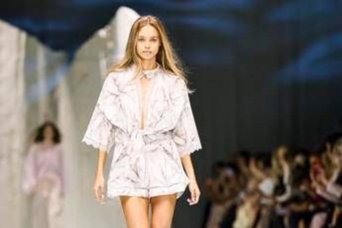 Milano Fashion Week, anche la fidanzata di Sinner Laila Hasanovic sfila in passerella