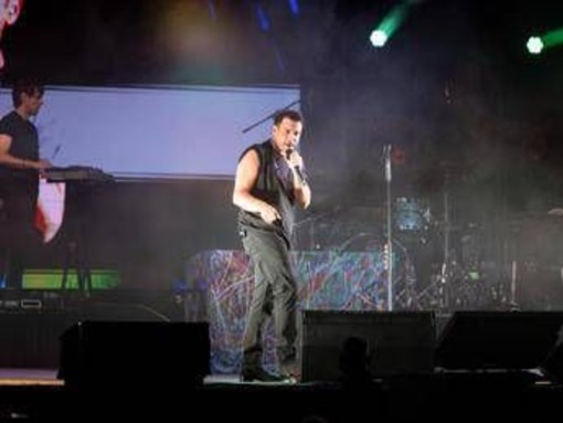 Malore per Francesco Gabbani durante concerto a Letojanni, spettacolo interrotto dopo 5 canzoni. "Ora accertamenti"