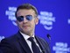 Macron e il look 'Top Gun' a Davos: occhiali specchiati tra stile e ironia sui social