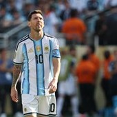 Messi, delusione Mondiale: perde Coppa e Mbappé lo supera in due primati Messi, delusione Mondiale: perde Coppa e Mbappé lo supera in due primati