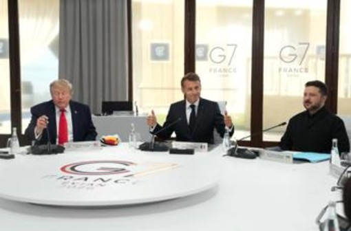 Ucraina, al G7 trilaterale Trump-Zelensky-Macron. Il tycoon: "Russia deve trattare"
