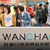 Cina, nell’isola di Hainan boom di acquisti nei nuovi negozi duty free