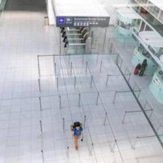 Nuovo allarme droni e disagi all'aeroporto di Monaco, poi riprendono i voli