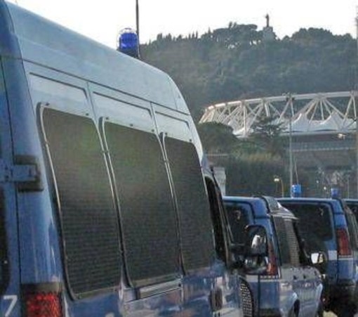Derby Lazio-Roma, tensioni fuori Olimpico: lancio di bottiglie contro agenti