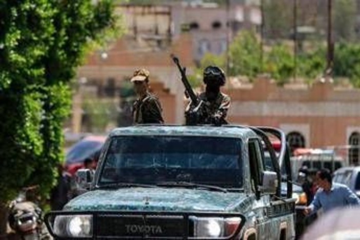 Houthi lanciano attacchi contro siti sensibili a Riad e impianti petroliferi a Yanbu in Arabia Saudita