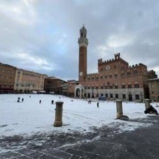 Straordinaria nevicata a Siena, la città del Palio si sveglia imbiancata