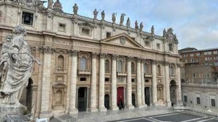 Papa Francesco, da oggi salma a San Pietro: l'omaggio dei fedeli. Sabato i funerali, attese 200mila persone