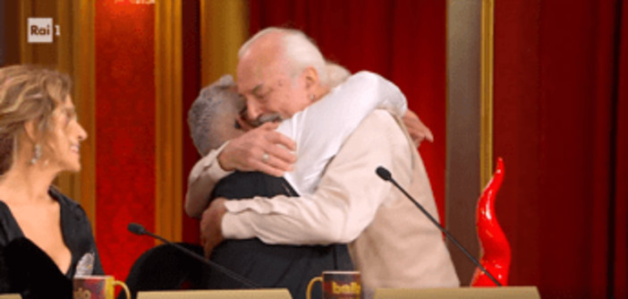 Eugenio Finardi si commuove a Ballando, l'abbraccio con Mariotto: "Per me ha vinto" Eugenio Finardi si commuove a Ballando, l'abbraccio con Mariotto: "Per me ha vinto"