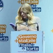 Meloni, la telefonata e il discorso interrotto a Bari: "È mia figlia, scusate..." Meloni, la telefonata e il discorso interrotto a Bari: "È mia figlia, scusate..."