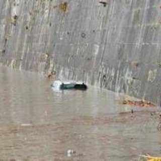 Roma, auto sulla banchina del Tevere viene sommersa dall'acqua
