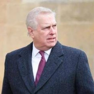 Andrew, via i titoli e la casa... ma non i privilegi funebri