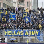 Hellas Verona, Daspo di un anno a calciatore: rifiutò selfie a ragazzino scatenando i tifosi Hellas Verona, Daspo di un anno a calciatore: rifiutò selfie a ragazzino scatenando i tifosi