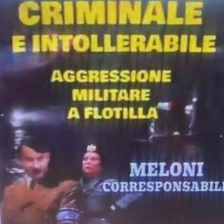Al corteo di Milano fotomontaggio choc con Meloni vestita da gerarca nazista Al corteo di Milano fotomontaggio choc con Meloni vestita da gerarca nazista