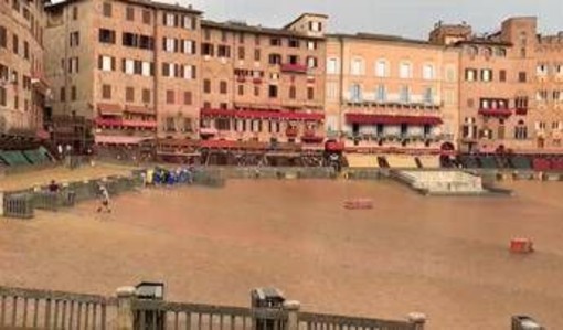 Palio di Siena, pioggia su piazza del Campo: Carriera verso nuovo rinvio