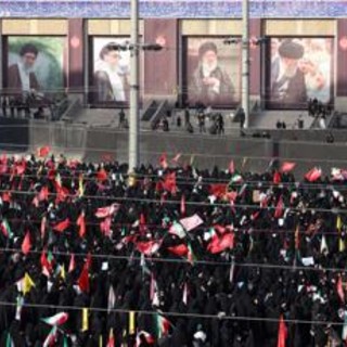 Iran, iniziati i funerali di Khamenei: slogan contro Usa e Israele a Teheran