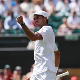 Cobolli, quarti a Wimbledon ed esultanza alla Ronaldo. Poi chiede una casa... in prestito