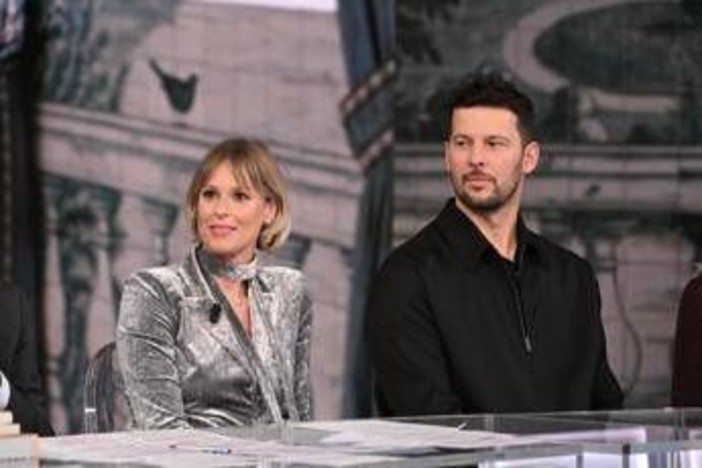 Pellegrini e Giunta, la cena romantica e il pancione: "Baricentro spostato in avanti" Pellegrini e Giunta, la cena romantica e il pancione: "Baricentro spostato in avanti"