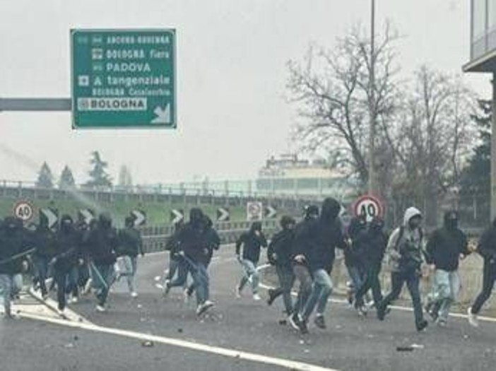 Scontri in autostrada tra 200 ultras di Fiorentina e Roma a Bologna: auto danneggiate
