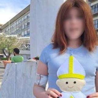 Papa, la 13enne Varvara gli dona un Pontefice di pannolenci in miniatura: "Lo proteggerà dalla malattia"