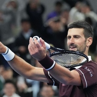 Djokovic vola in finale a Pechino, Medvedev squalificato