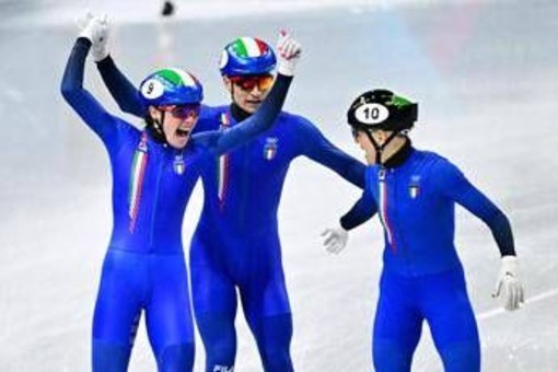 Impresa a Milano Cortina, l'Italia è medaglia d'oro nella staffetta mista short track