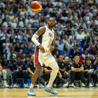 LeBron James giocherà nei Philadelphia 76ers