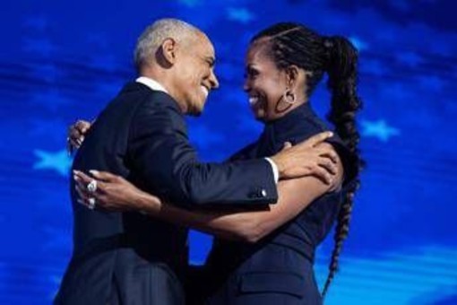 Michelle Obama smentisce voci divorzio: &quot;Vissuto momenti difficili ma mai pensato di lasciarlo&quot;