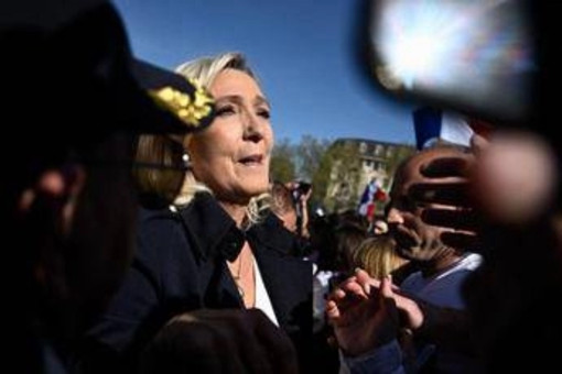 Marine Le Pen: &quot;Non mi arrenderò. Noi sotto attacco, reagiremo come Martin Luther King&quot;