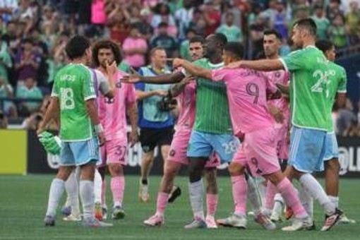 Suarez, l'ultima follia: prima la rissa, poi sputa a un avversario