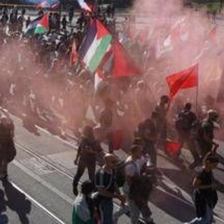 Virtus-Maccabi, corteo Pro Pal contro la squadra israeliana. Bologna blindata