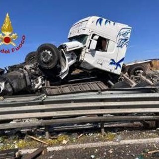 Sardegna, tir si ribalta su Statale 131: morto camionista 48enne