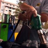 Carburanti, prezzi alle stelle: oggi scattano le nuove accise. Eni fissa il tetto di benzina e gasolio