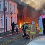 Proteste a Belfast, Elon Musk e Reform Uk cavalcano i 'riot': cosa sta succedendo