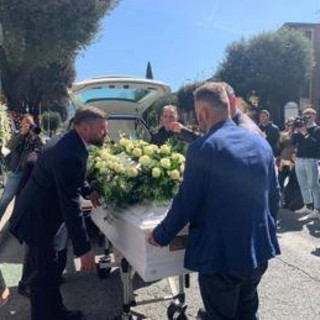 Ilaria Sula, fiori e striscioni a Terni per la studentessa uccisa: &quot;Basta violenza sulle donne&quot;