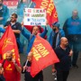 Ex Ilva, sciopero dell’indotto a Taranto. Blocchi stradali contro i licenziamenti