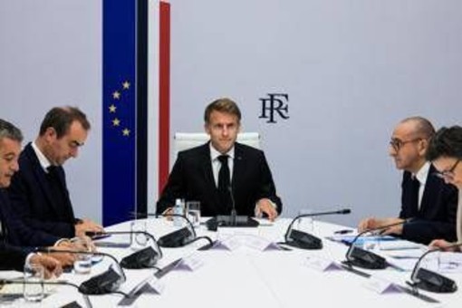 Francia, ministro Interno: "Polizia ha perso il controllo delle proteste". Macron respinge le dimissioni Francia, ministro Interno: "Polizia ha perso il controllo delle proteste". Macron respinge le dimissioni