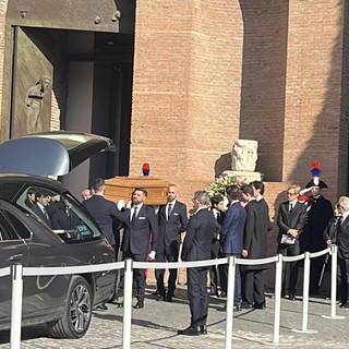 L’ultimo saluto a Valentino, “Grazie per avere creato bellezza”