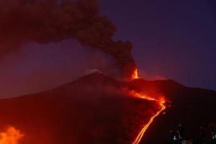 Eruzione Etna, non solo stop ai voli: arriva la stretta per salire sul vulcano Eruzione Etna, non solo stop ai voli: arriva la stretta per salire sul vulcano