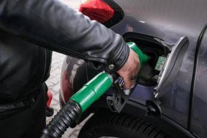 Benzina e diesel, continua calo prezzi carburanti