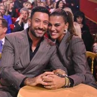 Bianca Guaccero, fuga romantica per i 45 anni: la sorpresa (e l'inganno) di Giovanni Pernice Bianca Guaccero, fuga romantica per i 45 anni: la sorpresa (e l'inganno) di Giovanni Pernice