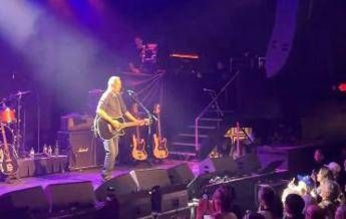 Springsteen suona a sorpresa a Minneapolis, sulla chitarra 'Arrest the President' Springsteen suona a sorpresa a Minneapolis, sulla chitarra 'Arrest the President'