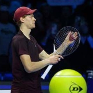 Atp Finals, Sinner serve troppo forte e... rompe la racchetta contro Shelton Atp Finals, Sinner serve troppo forte e... rompe la racchetta contro Shelton