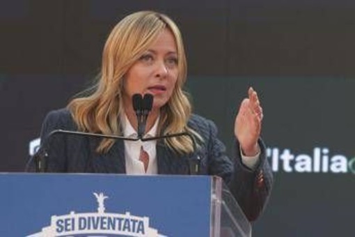 Meloni ad Atreju: &quot;Italiani si fidano del governo&quot;. Stoccata a Schlein: &quot;Chi non viene qui non ha contenuti&quot;