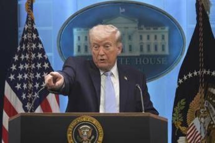 Scure di Trump sui giornalisti: niente accesso alla Casa Bianca per Cnn, Ms Now e Politico. "Assalto ai diritti, avanti con il nostro lavoro" Scure di Trump sui giornalisti: niente accesso alla Casa Bianca per Cnn, Ms Now e Politico. "Assalto ai diritti, avanti con il nostro lavoro"