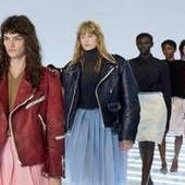 Prada, la gonna è un'ossessione e un invito alla contraddizione Prada, la gonna è un'ossessione e un invito alla contraddizione