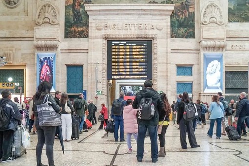 Al via lo sciopero generale. Si fermano scuola, treni e sanità Al via lo sciopero generale. Si fermano scuola, treni e sanità