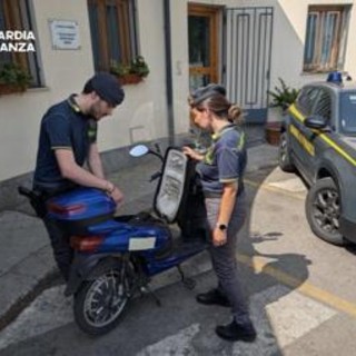 Sequestrati in tutta Italia migliaia di scooter illegali: venivano venduti come bici elettriche