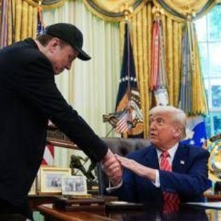 Musk, show per salutare Trump tra occhio nero e t-shirt del Padrino